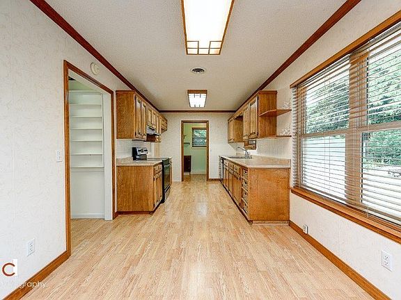4th image of 912 S 21st St