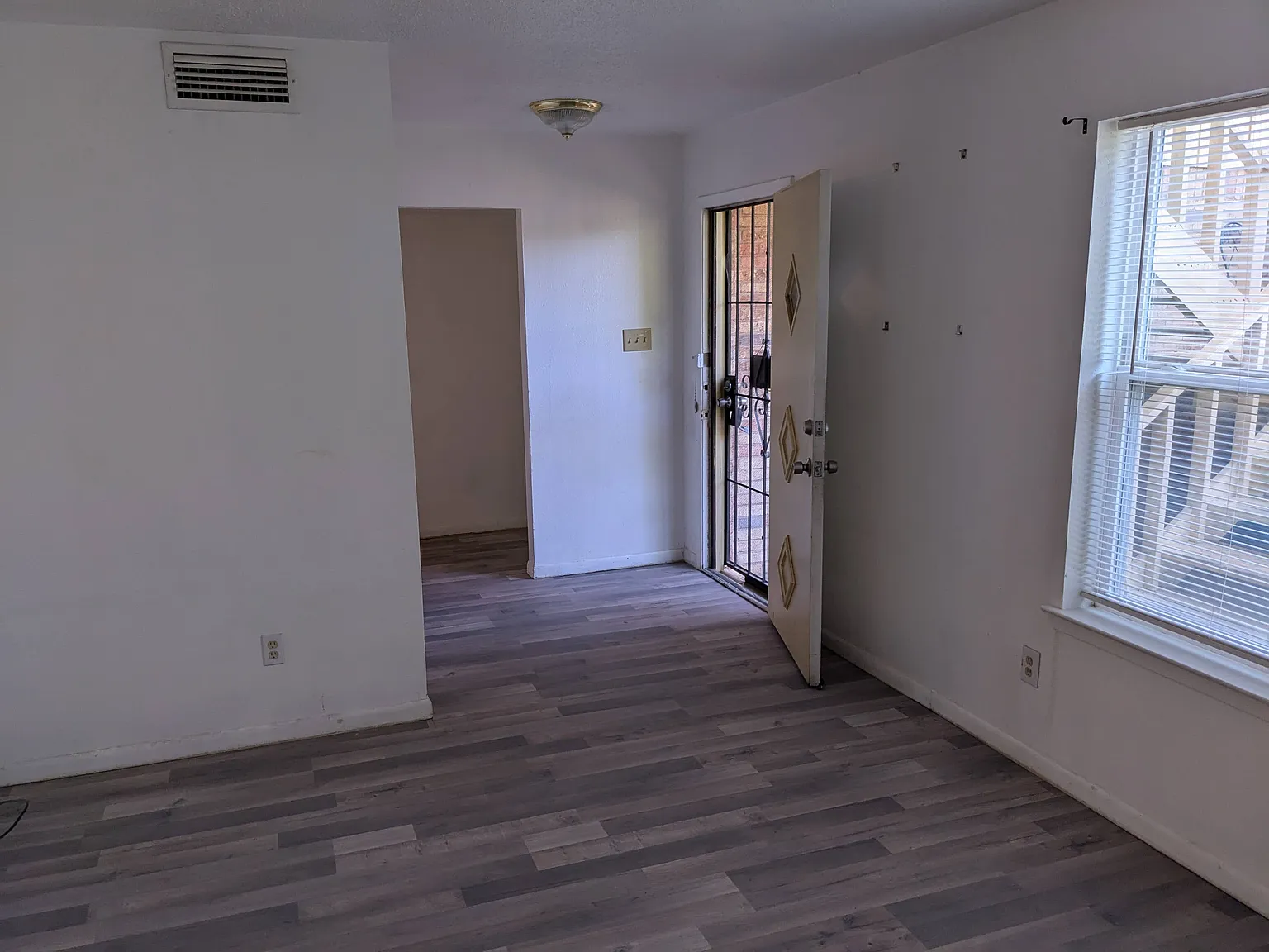 2 bed, 1.5 bath, 1240 sqft, $1,250 — Photo 3
