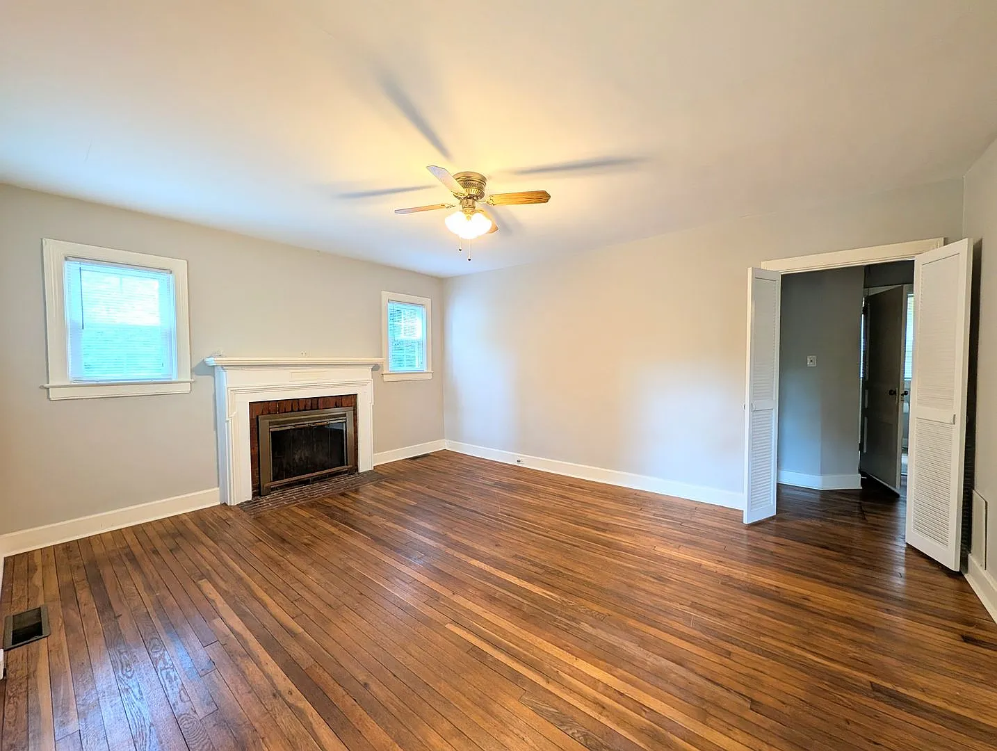 Charming 2-Bedroom Raleigh Home All Utilities Included! — Photo 4