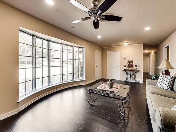 4th image of 1700 Larkspur Dr