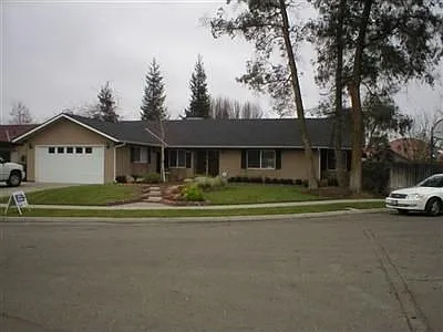 6085 N Gentry Ave photo 1