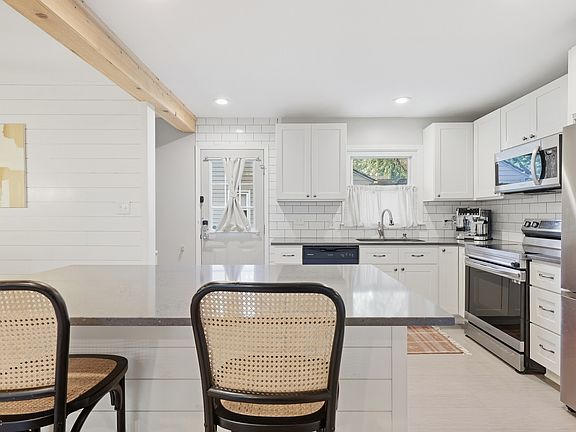 5th image of 5854 Rosslyn Ave