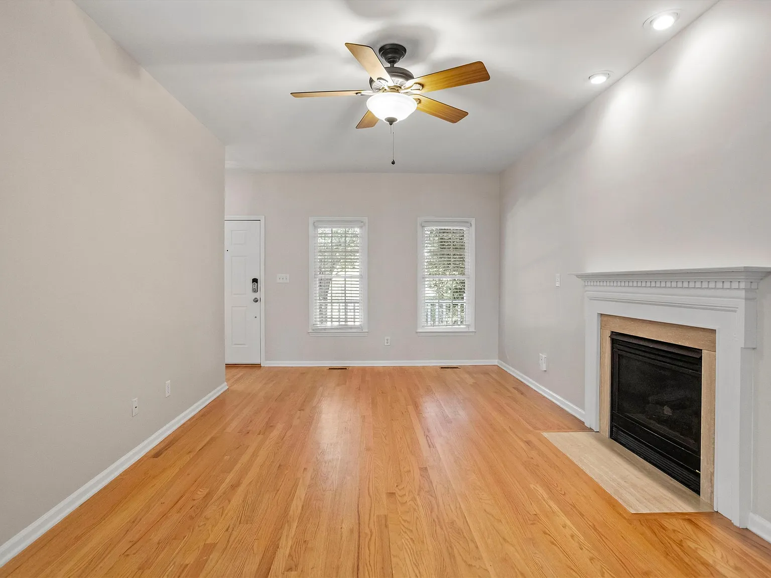 3 bed, 2.5 bath, 1430 sqft, $2,100 — Photo 4