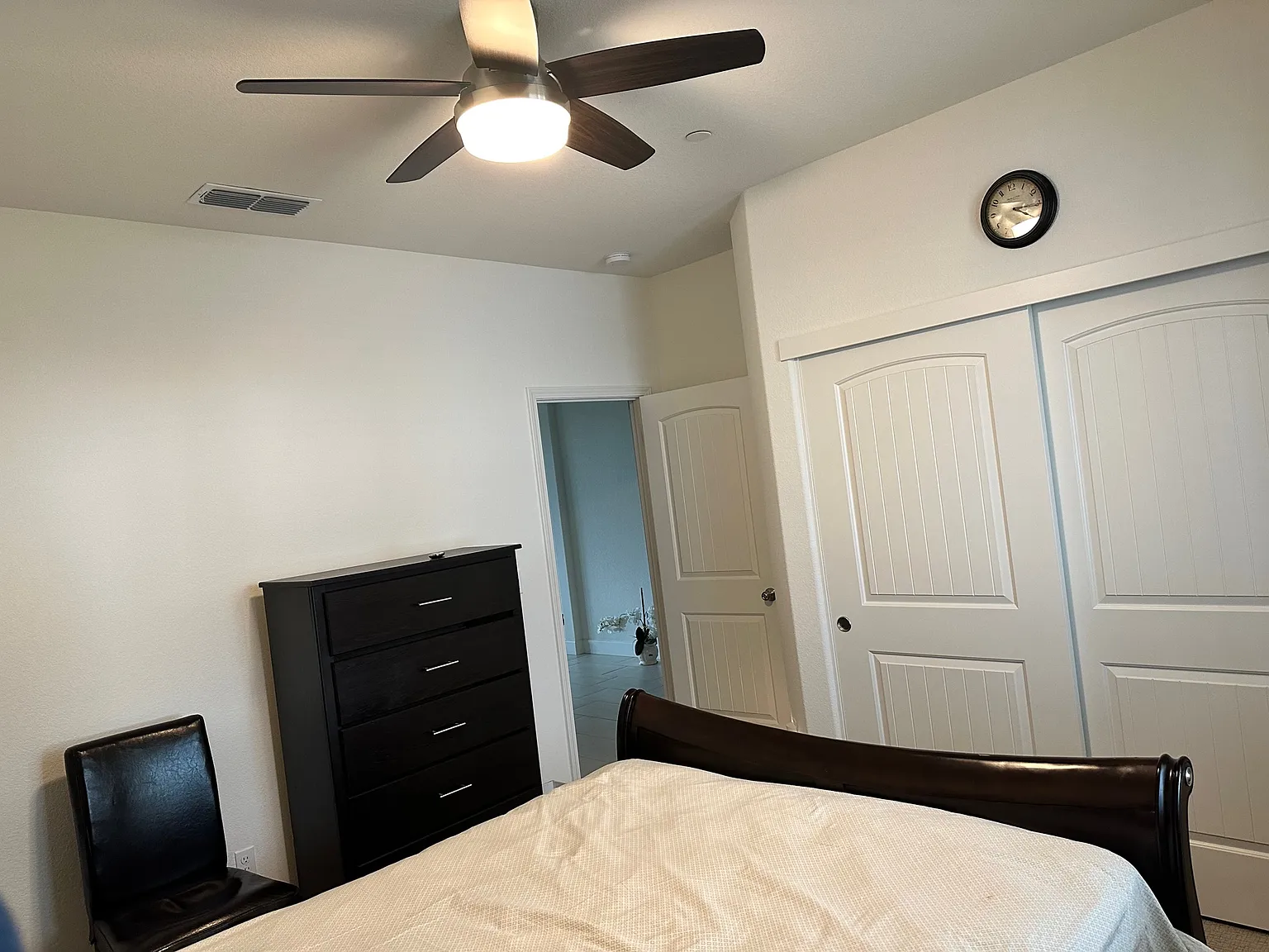 4 bed, 2403 sqft, $1,050 — Photo 2