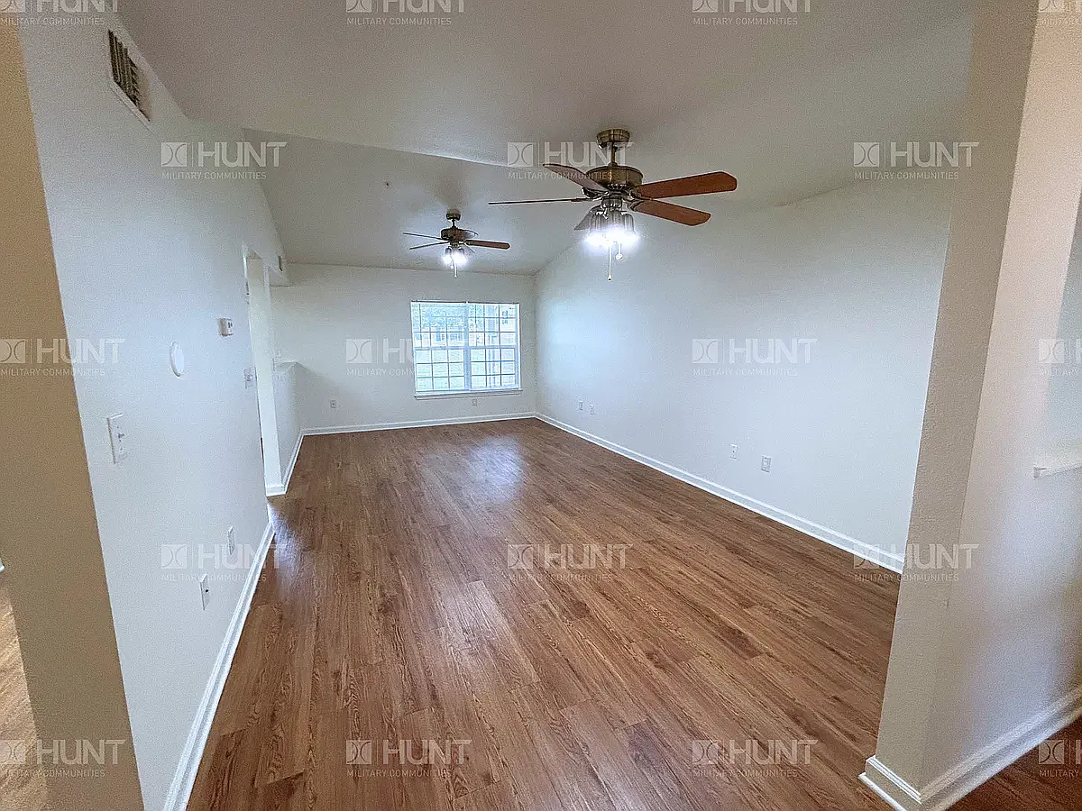 4 bed, 2.5 bath, 1950 sqft, $1,900 — Photo 2