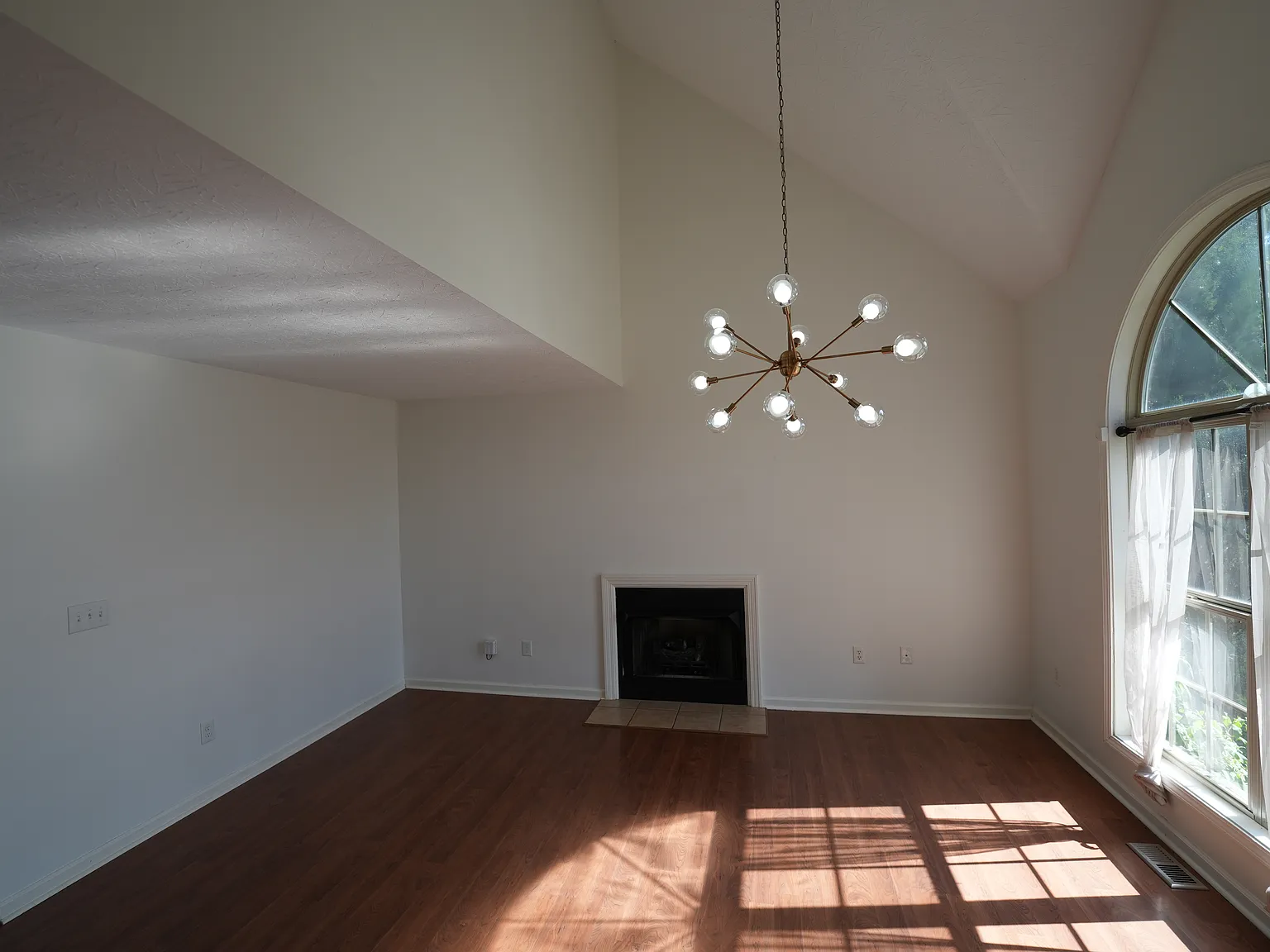 4 bed, 2.5 bath, 2113 sqft, $2,350 — Photo 4