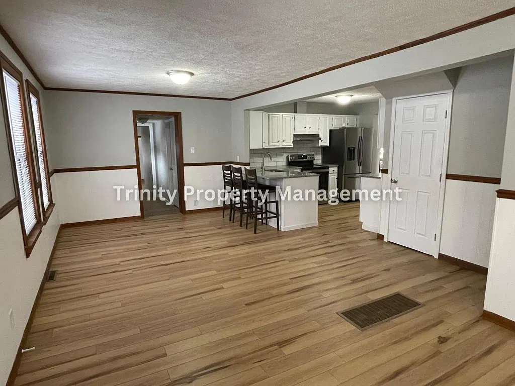 2662 E Main St — Photo 3