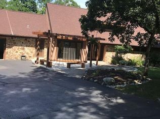 W333S9333 Red Brae Dr, Mukwonago, WI 53149