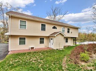 114 E Lake Dr, Dingmans Ferry, PA 18328