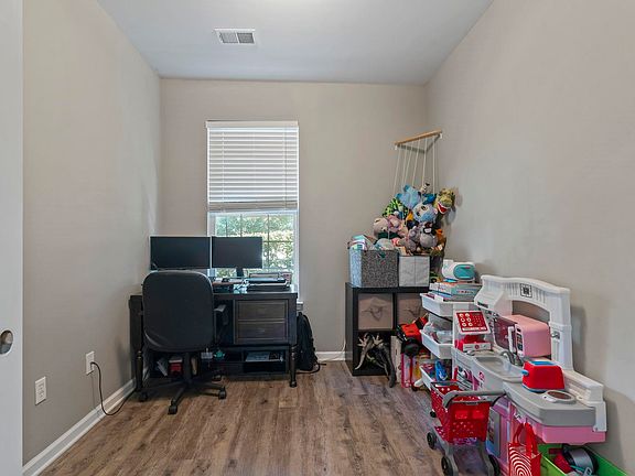 4th image of 1004 Woodall Ct.