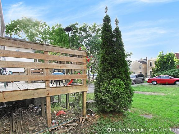 5th image of 821 Douglas St NW
