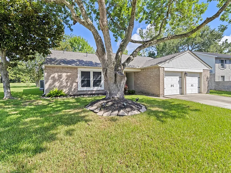 210 Pecan Valley Ct — Photo 32