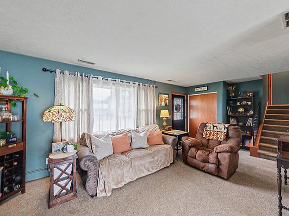 4th image of 825 Victoria Dr