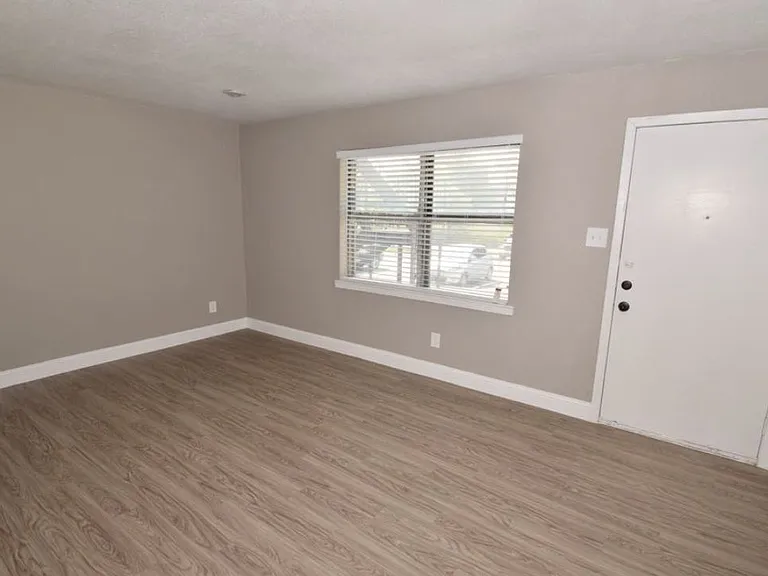 Lakeshore Villa Apartments — Photo 9