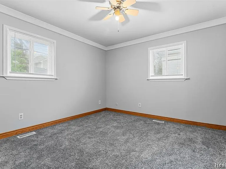 323 N Campbell Rd — Photo 11