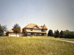 S96W32528 Valley Court Rd, Mukwonago, WI 53149