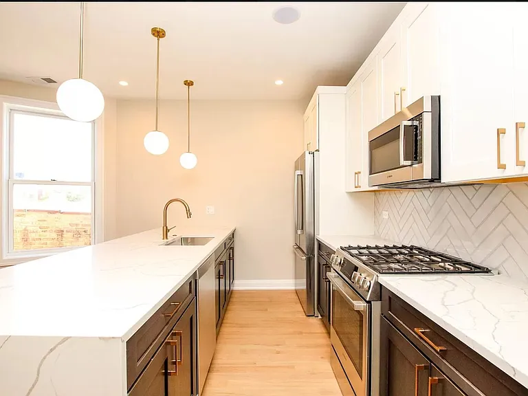 1225 W Addison St #3 — Photo 6