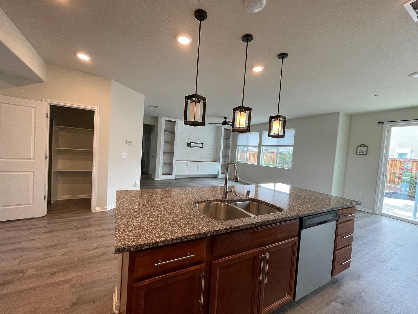 Gorgeous 5 Bed, 4 Bath home with SOLAR in Brentwood — Photo 4