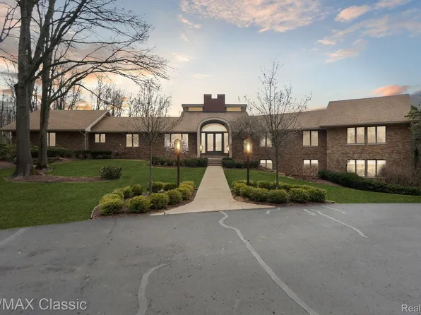 10056 Applegate Ln, Brighton, MI 48114