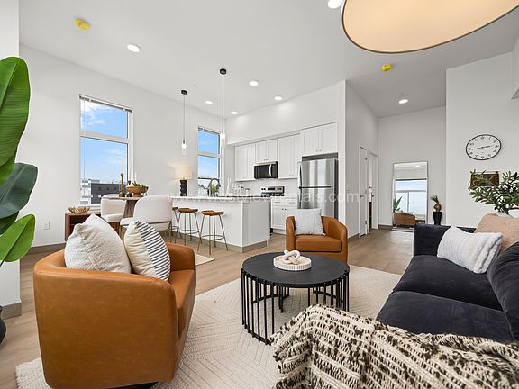2nd image of 711 Astor St #608