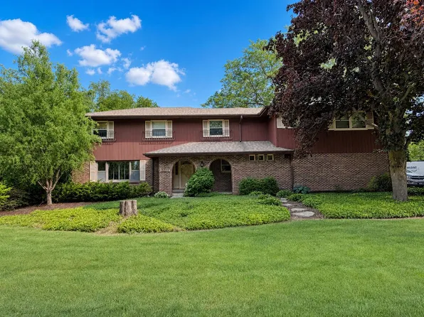 1711 Shaw Woods Dr, Rockford, IL 61107