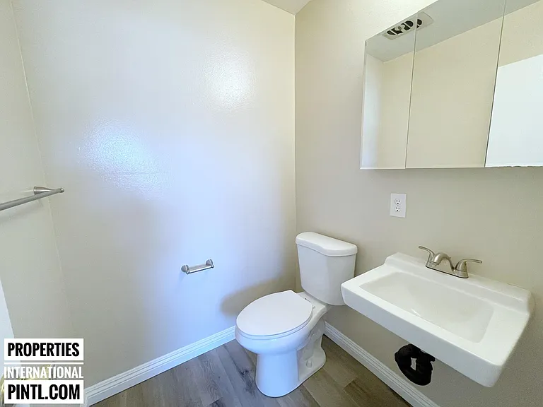 2851 Montrose Ave — Photo 31