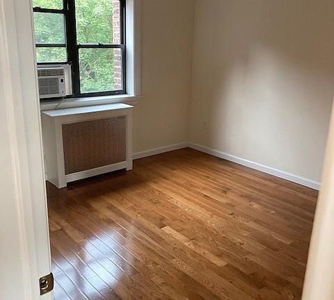 5th image of 237 Larchmont Ave APT 3B