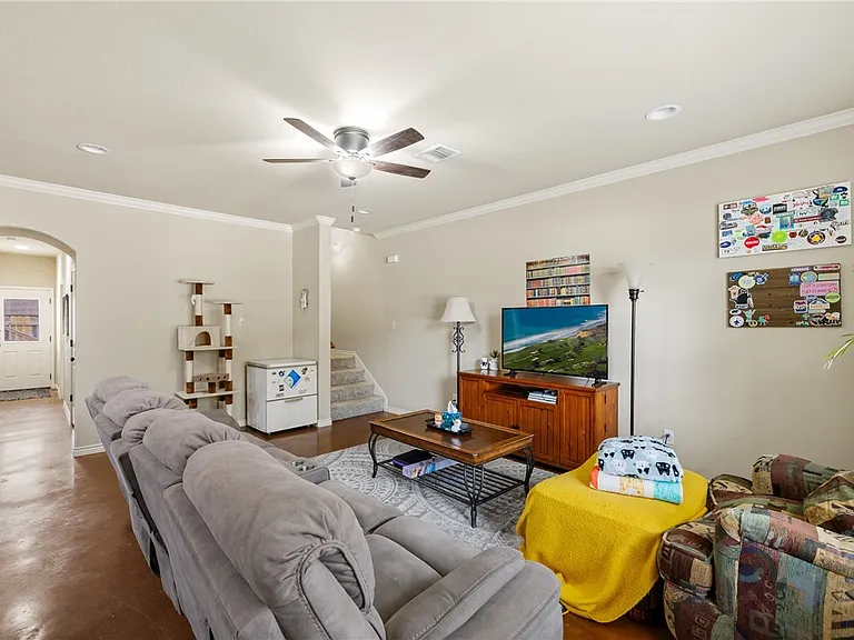 2902 Old Ironsides Dr — Photo 3