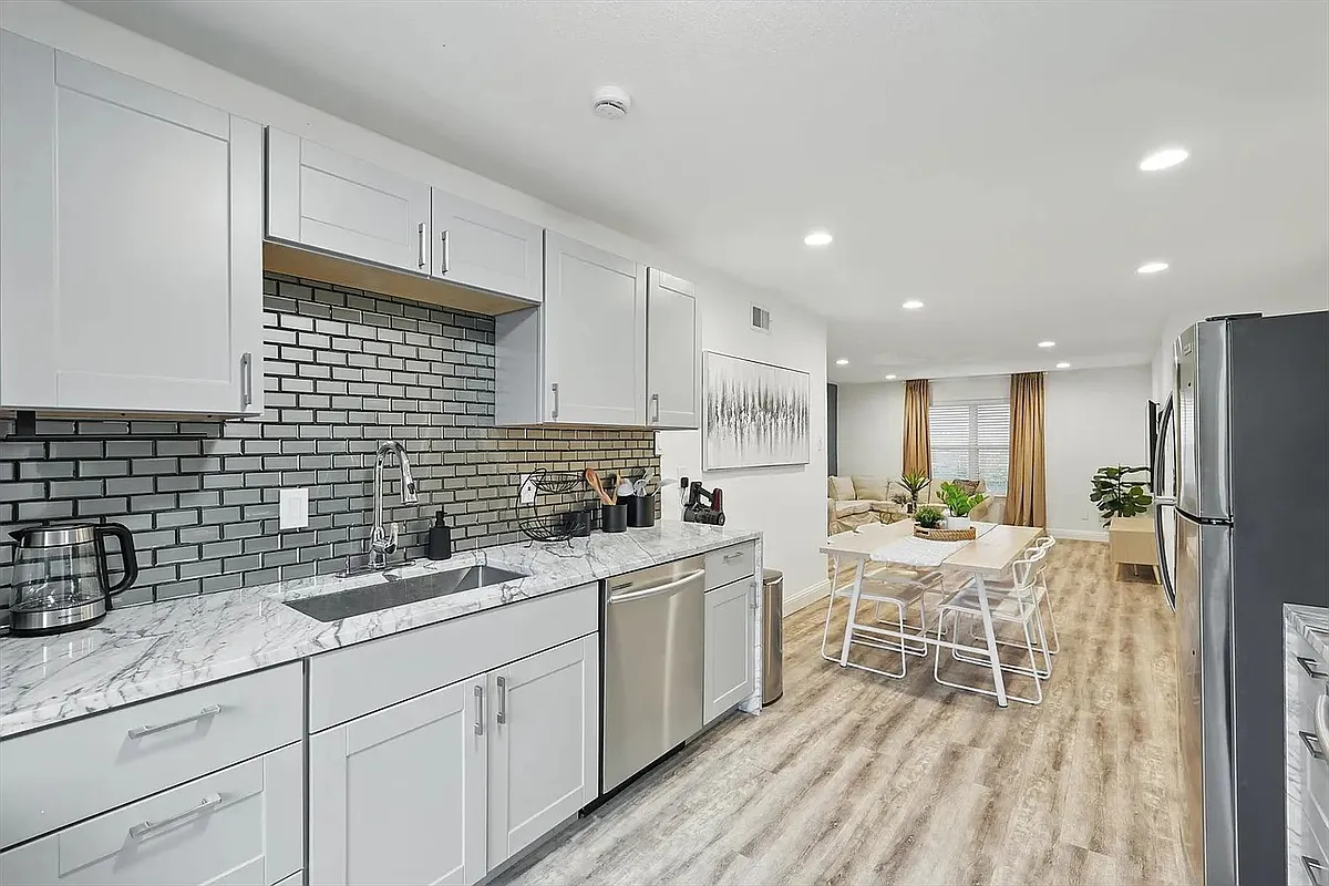 Building Photo - 8083 Meadow Rd #225