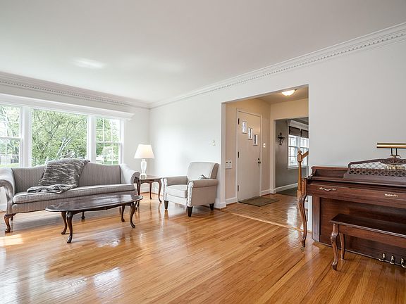 5th image of 2124 Lancashire Ave