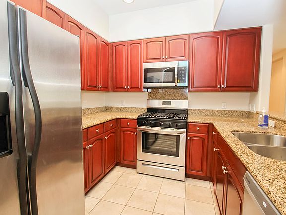 3rd image of 10616 Moorpark St APT 203
