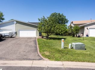 1534 Applegate Ln, Shakopee, MN 55379