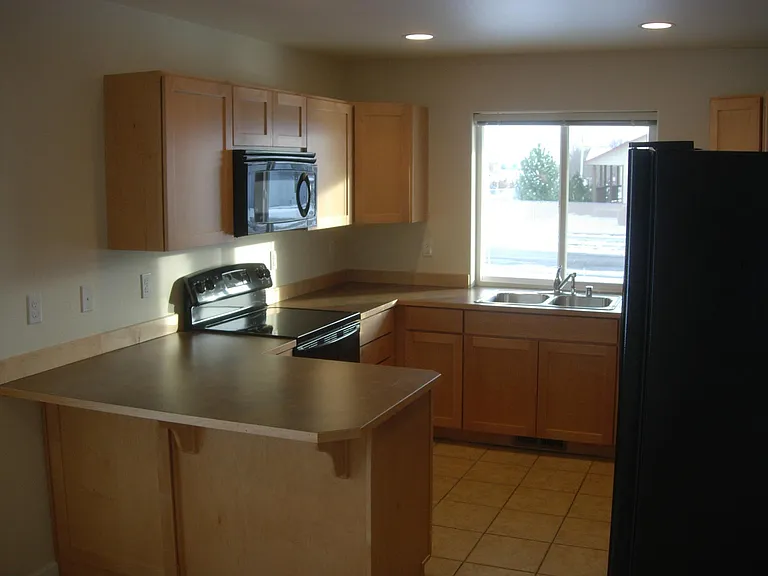 301 W Ridgeview Ln — Photo 3