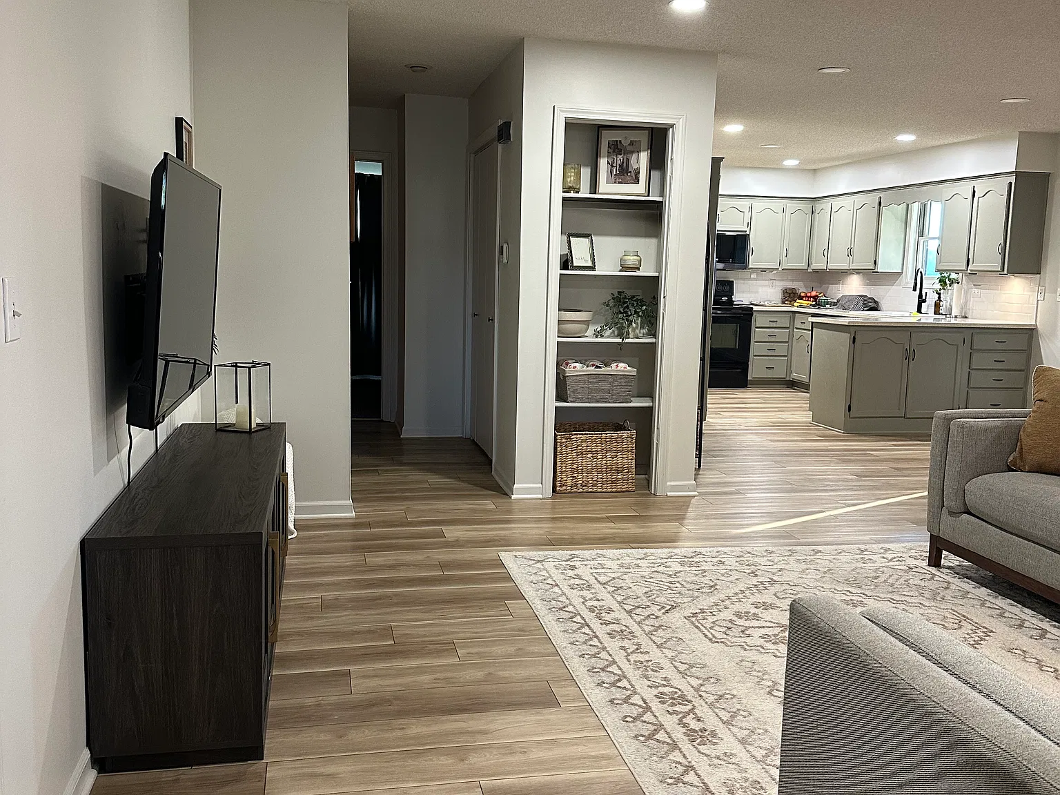 3 bed, 2079 sqft, $2,200 — Photo 2