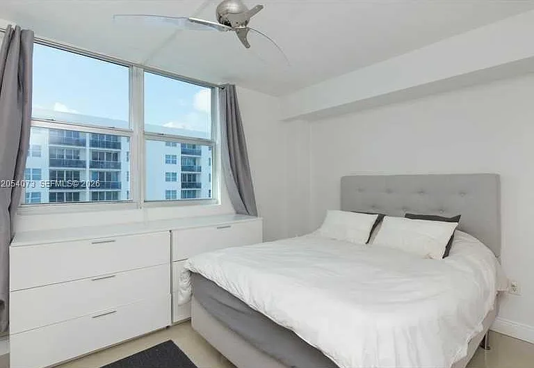7501 E Treasure Dr #8C — Photo 10