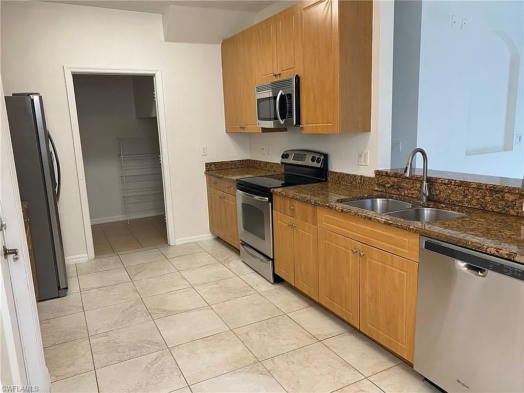 3 bed, 3.0 bath, 2151 sqft, $2,800 — Photo 2