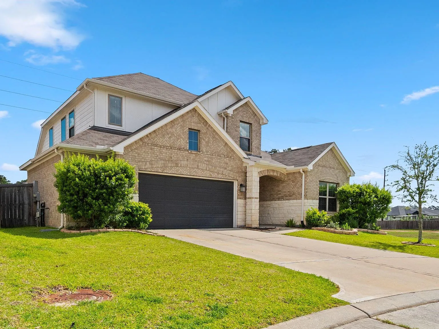 4 bed, 3.0 bath, 2550 sqft, $2,700 — Photo 2