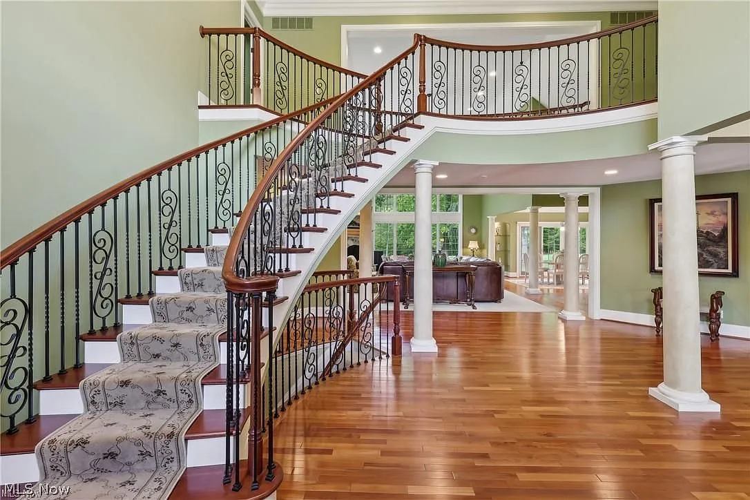 5 bed, 6.0 bath, 7394 sqft, $6,495 — Photo 3