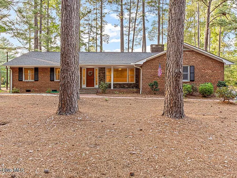 4 Fairway Ln — Photo 2