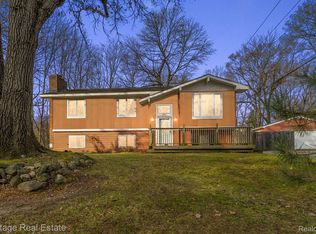 575 Coats Rd, Lake Orion, MI 48362