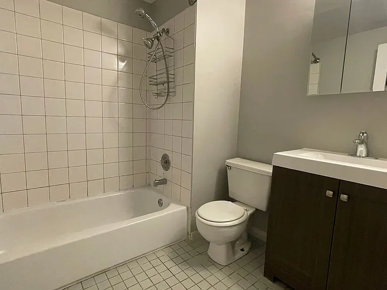2420 N Greenview Ave — Photo 7