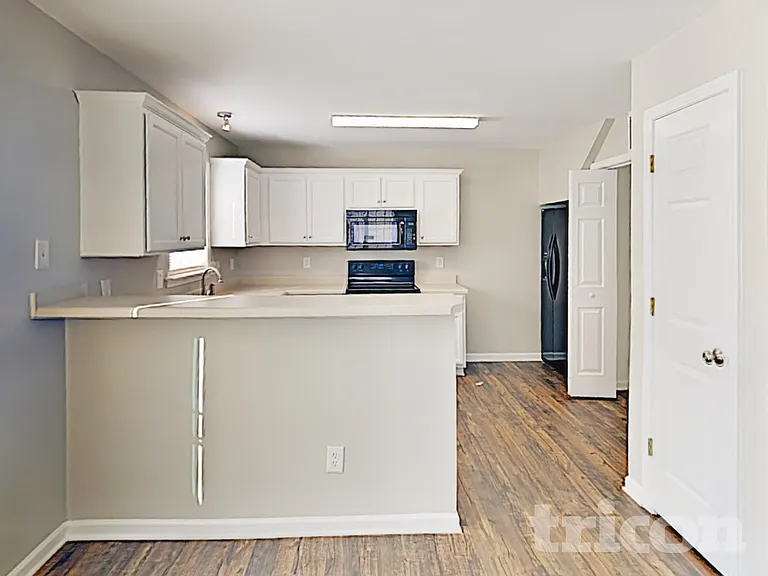 2809 Erinridge Rd — Photo 5
