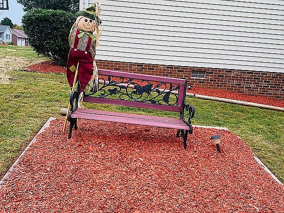 Side yard with bench 