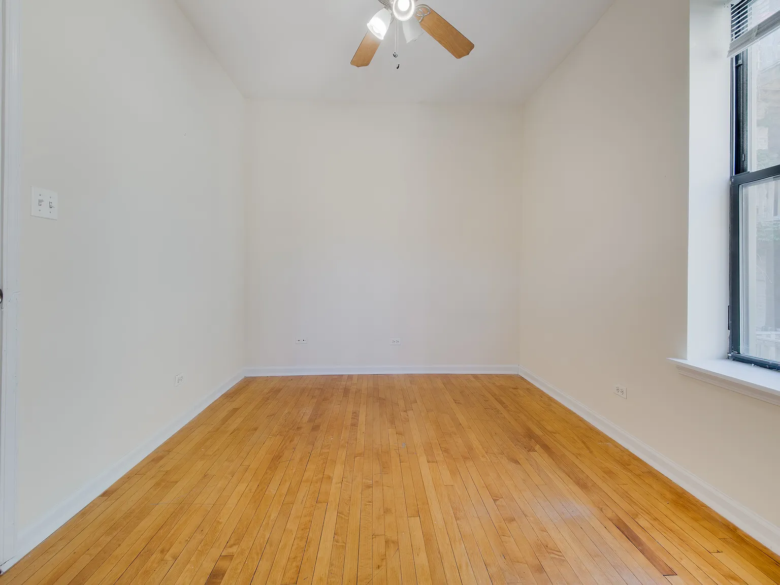 4 bed, 2500 sqft, $3,250 — Photo 2