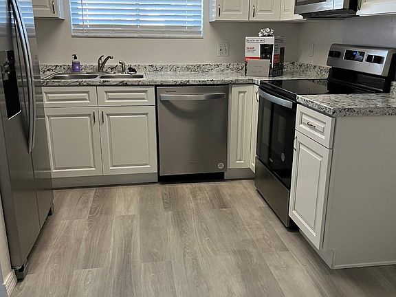 Modern, fully equipped kitchen, lots of storage space and abundant lighting.
