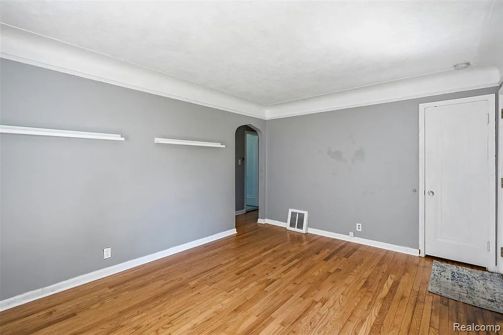 3 bed, 1.0 bath, 1118 sqft, $1,800 — Photo 4
