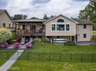 1158 Camelot Dr, Pinckney, MI