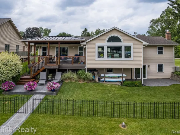 1158 Camelot Dr, Pinckney, MI 48169