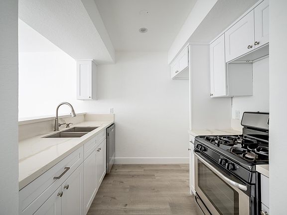 4th image of 2243 N Catalina St #F