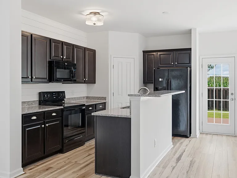 5003 Hemlock Ct — Photo 9